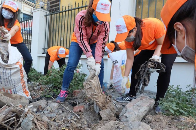 Hà Nội: Hơn 100 sinh viên bới nhặt rác thải chất đống trên đường Phạm Văn Đồng  - Ảnh 13.