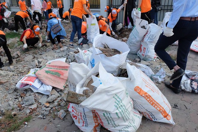 Hà Nội: Hơn 100 sinh viên bới nhặt rác thải chất đống trên đường Phạm Văn Đồng  - Ảnh 15.