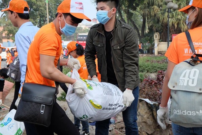 Hà Nội: Hơn 100 sinh viên bới nhặt rác thải chất đống trên đường Phạm Văn Đồng  - Ảnh 16.