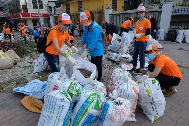 Hà Nội: Hơn 100 sinh viên bới nhặt rác thải chất đống trên đường Phạm Văn Đồng  - Ảnh 18.