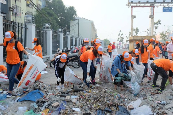 Hà Nội: Hơn 100 sinh viên bới nhặt rác thải chất đống trên đường Phạm Văn Đồng  - Ảnh 4.