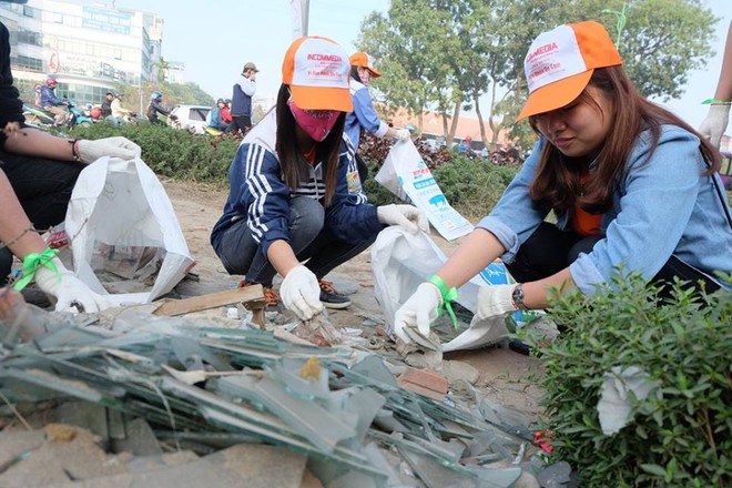 Hà Nội: Hơn 100 sinh viên bới nhặt rác thải chất đống trên đường Phạm Văn Đồng  - Ảnh 5.