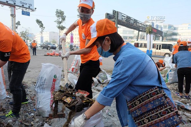 Hà Nội: Hơn 100 sinh viên bới nhặt rác thải chất đống trên đường Phạm Văn Đồng  - Ảnh 7.