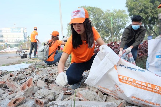 Hà Nội: Hơn 100 sinh viên bới nhặt rác thải chất đống trên đường Phạm Văn Đồng  - Ảnh 8.
