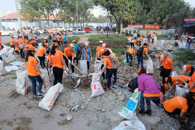 Hà Nội: Hơn 100 sinh viên bới nhặt rác thải chất đống trên đường Phạm Văn Đồng  - Ảnh 9.