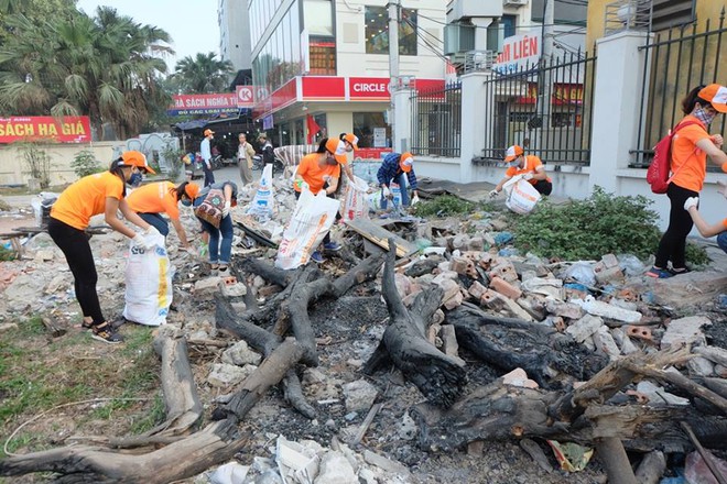 Hà Nội: Hơn 100 sinh viên bới nhặt rác thải chất đống trên đường Phạm Văn Đồng  - Ảnh 10.