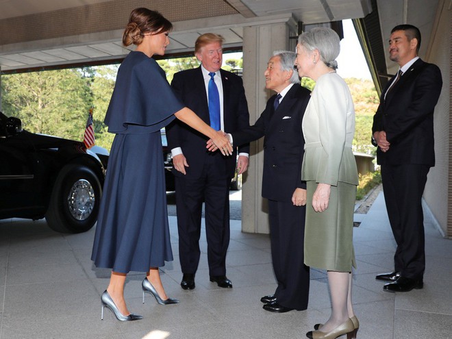 Tổng thống Trump gặp Nhật hoàng và cùng Thủ tướng Abe cho cá ăn - Ảnh 2.