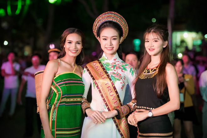 Mỹ nhân học giỏi nhất Hoa hậu Việt Nam 2016 bị ‘bao vây’ tại sự kiện - Ảnh 7.