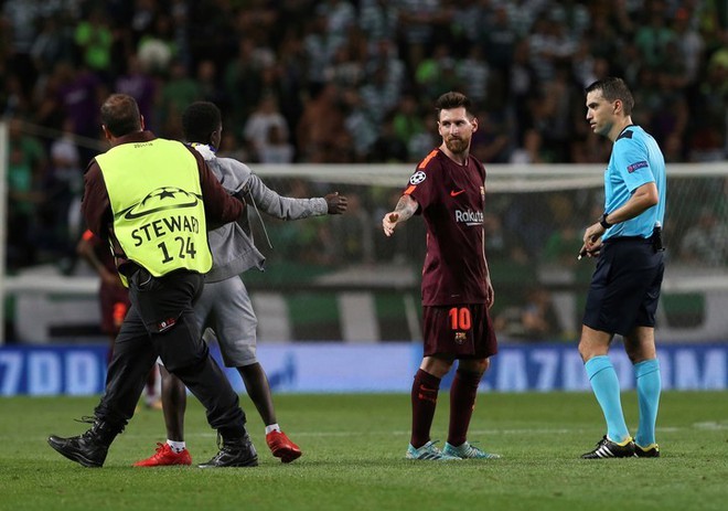 Trong tiếng gào thét Ronaldo từ khắp khán đài, fan cuồng lao vào hôn chân Messi - Ảnh 4.