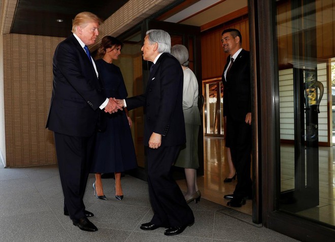 Tổng thống Trump gặp Nhật hoàng và cùng Thủ tướng Abe cho cá ăn - Ảnh 5.