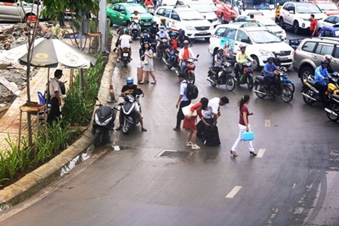 [ẢNH] Đường vào sân bay Tân Sơn Nhất kẹt cứng, hành khách kéo vali chạy bộ cho kịp - Ảnh 4.