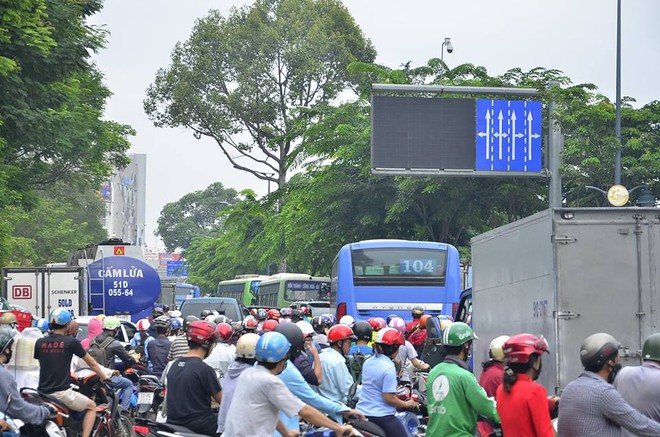 [ẢNH] Đường vào sân bay Tân Sơn Nhất kẹt cứng, hành khách kéo vali chạy bộ cho kịp - Ảnh 8.