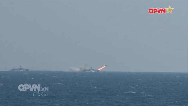 [VIDEO] Tàu hộ vệ tên lửa 012 Lý Thái Tổ phóng tên lửa Uran-E - Ảnh 5.