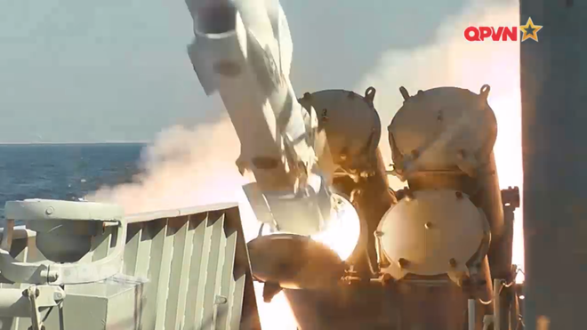 [VIDEO] Tàu hộ vệ tên lửa 012 Lý Thái Tổ phóng tên lửa Uran-E - Ảnh 18.