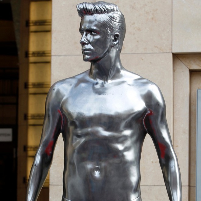 Từ Ronaldo đến Michael Jackson: Những bức tượng khiến người nhìn thảng thốt - Ảnh 6.