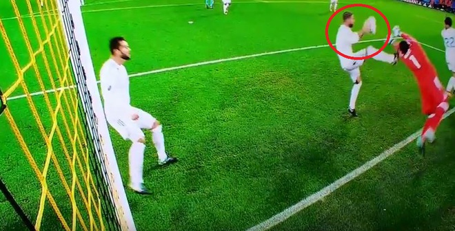 Ramos chơi bóng chuyền lộ liễu, Real Madrid vẫn thoát penalty - Ảnh 4.