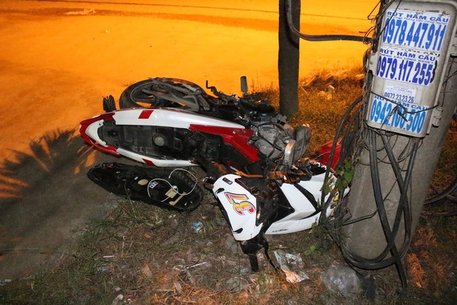 4 thanh niên nằm bất động trên đường sau cú đấu đầu xe máy - Ảnh 2.