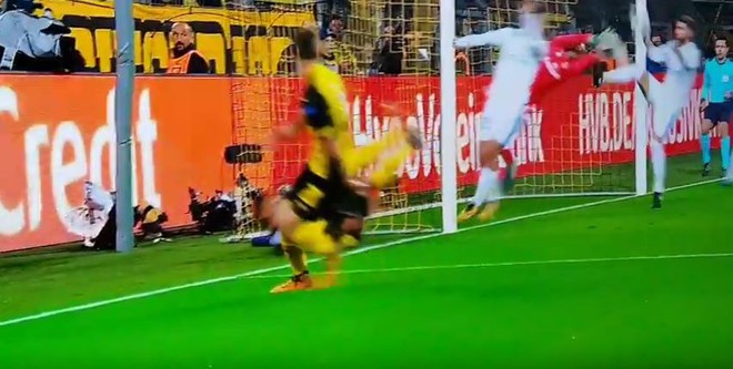 Ramos chơi bóng chuyền lộ liễu, Real Madrid vẫn thoát penalty - Ảnh 5.