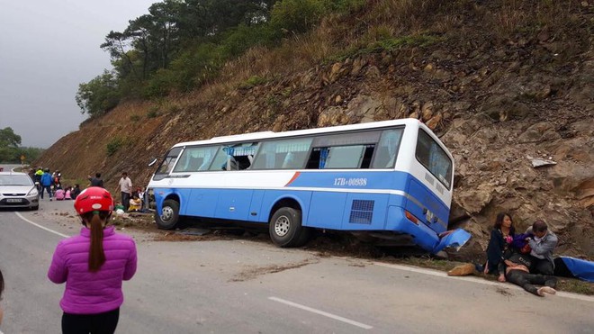 Hà Nội: Ô tô mất lái lao vào vách núi, 1 người chết, nhiều người bị thương - Ảnh 1.