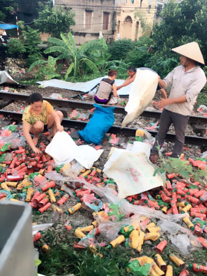 Hà Nội: Xe tải băng qua đường ngang bị tàu hỏa đâm biến dạng - Ảnh 2.