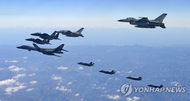 Cận cảnh quái vật B-1B và ác điểu F-22 ném bom ở Hàn Quốc - Ảnh 2.