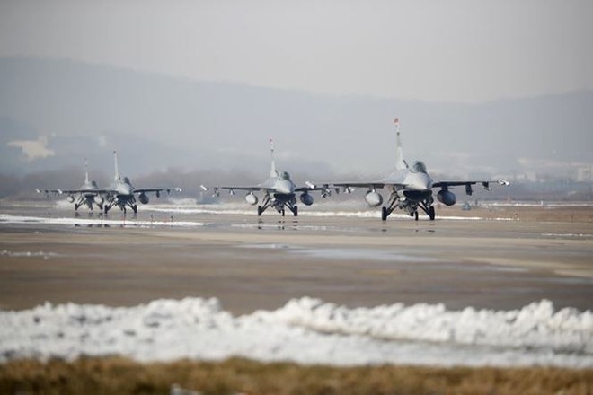 Cận cảnh quái vật B-1B và ác điểu F-22 ném bom ở Hàn Quốc - Ảnh 3.