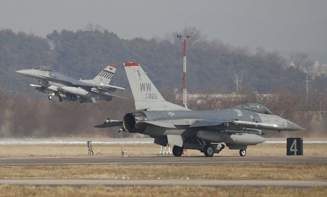 Cận cảnh quái vật B-1B và ác điểu F-22 ném bom ở Hàn Quốc - Ảnh 4.