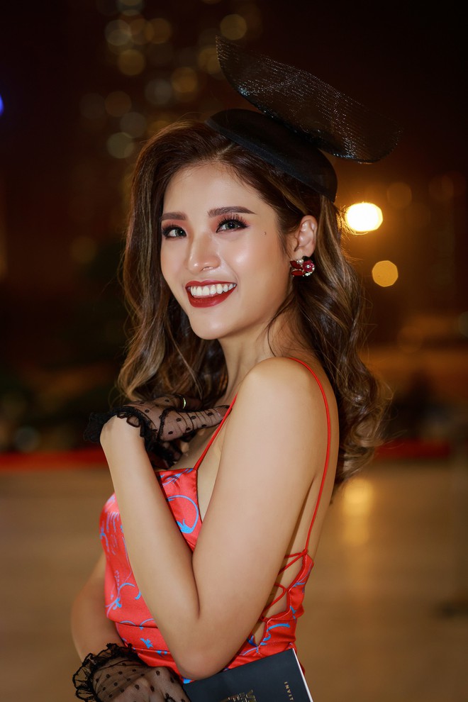 Phan Hoàng Thu diện đầm gợi cảm gây chú ý ở VietNam International Fashion Week - Ảnh 10.