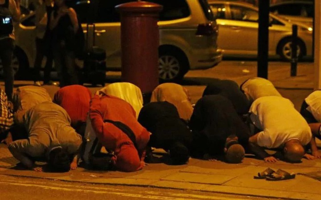 Lao xe tải vào đám đông người Hồi giáo ở London: Cảnh sát Anh xác nhận vụ tấn công mang dấu hiệu khủng bố - Ảnh 3.