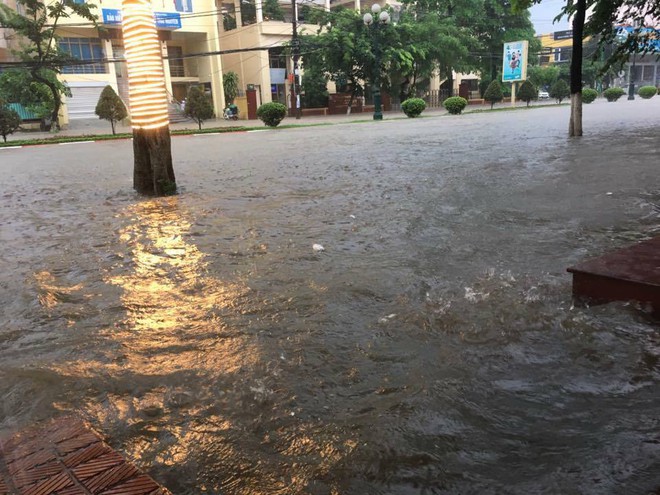 Thái Nguyên: Mưa lớn gây ngập nặng, điều xe chuyên dụng của quân đội đến giúp dân - Ảnh 11.