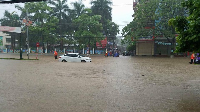 Thái Nguyên: Mưa lớn gây ngập nặng, điều xe chuyên dụng của quân đội đến giúp dân - Ảnh 12.