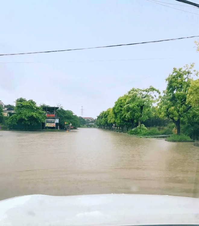 Thái Nguyên: Mưa lớn gây ngập nặng, điều xe chuyên dụng của quân đội đến giúp dân - Ảnh 4.