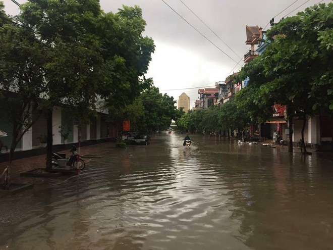 Thái Nguyên: Mưa lớn gây ngập nặng, điều xe chuyên dụng của quân đội đến giúp dân - Ảnh 5.