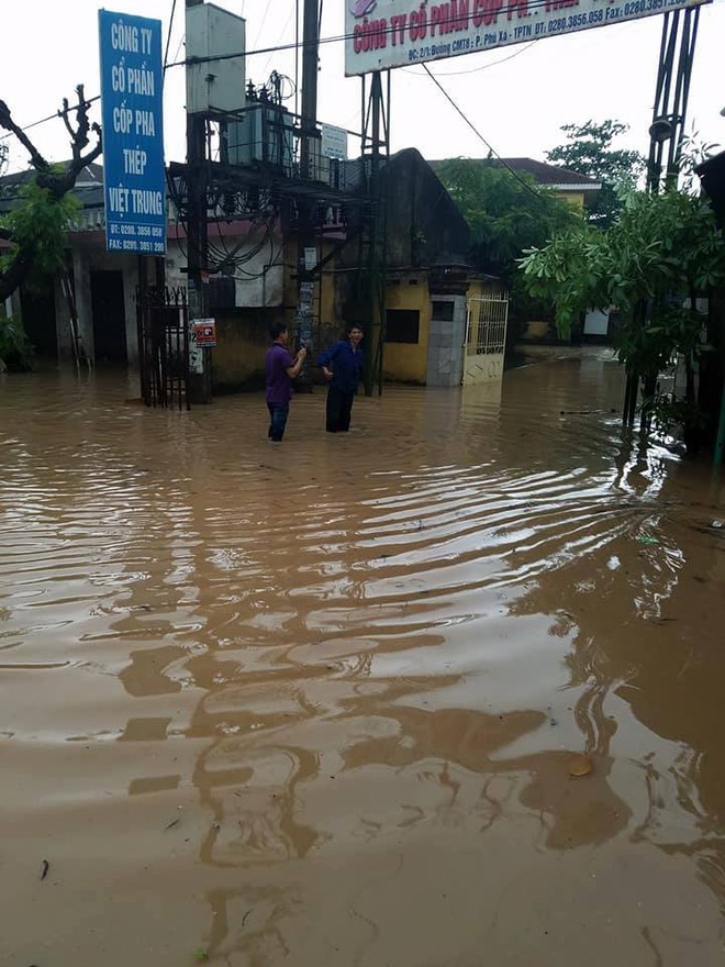 Thái Nguyên: Mưa lớn gây ngập nặng, điều xe chuyên dụng của quân đội đến giúp dân - Ảnh 7.