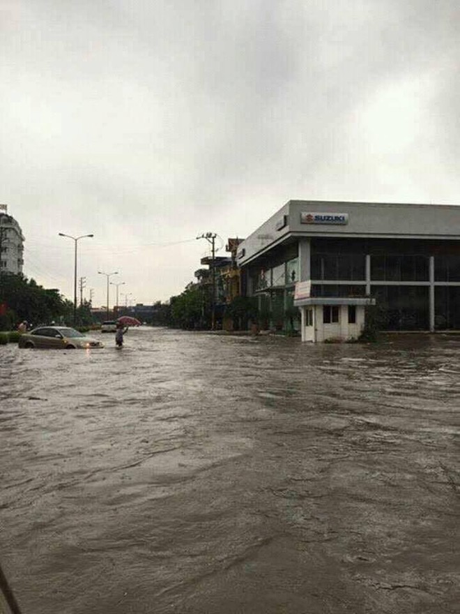 Thái Nguyên: Mưa lớn gây ngập nặng, điều xe chuyên dụng của quân đội đến giúp dân - Ảnh 8.