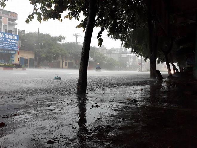 Thái Nguyên: Mưa lớn gây ngập nặng, điều xe chuyên dụng của quân đội đến giúp dân - Ảnh 9.