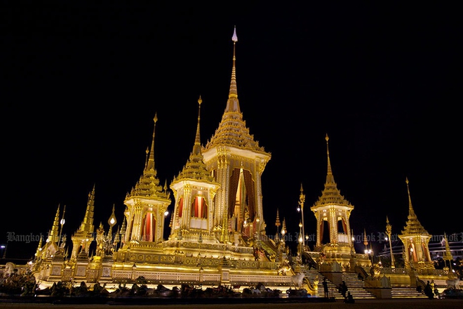 Chùm ảnh: Đài hóa thân mạ vàng của nhà vua Thái Lan quá cố Bhumibol Adulyadej - Ảnh 1.