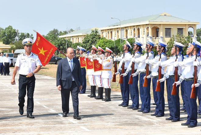 Thủ tướng kiểm tra công tác huấn luyện sẵn sàng chiến đấu của Lữ đoàn tên lửa bờ 681 - Ảnh 1.