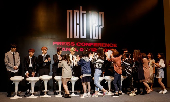 Nhóm NCT 127 bất ngờ trước sự hâm mộ cuồng nhiệt của fan Việt - Ảnh 4.