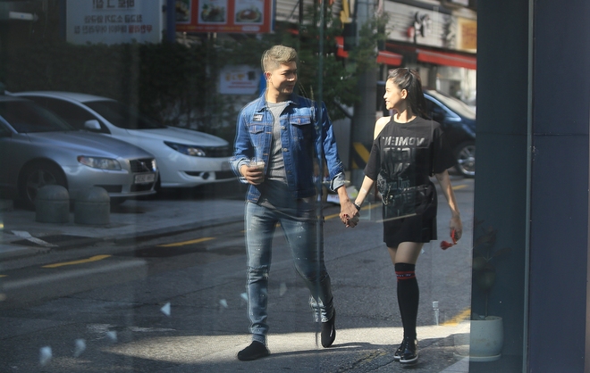 Vợ chồng Trương Quỳnh Anh và Tim đẹp nổi bật trên đường phố Hàn Quốc - Ảnh 6.