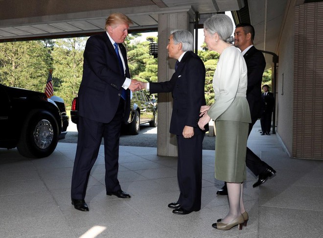 Tổng thống Trump gặp Nhật hoàng và cùng Thủ tướng Abe cho cá ăn - Ảnh 1.