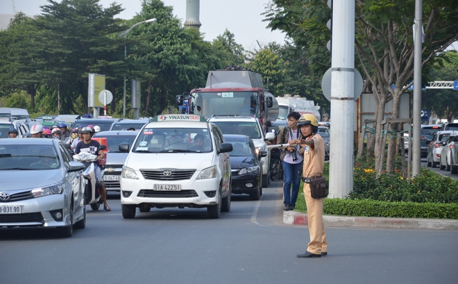 Tân Sơn Nhất trong ùn, ngoài tắc từ chiều đến tối - Ảnh 15.