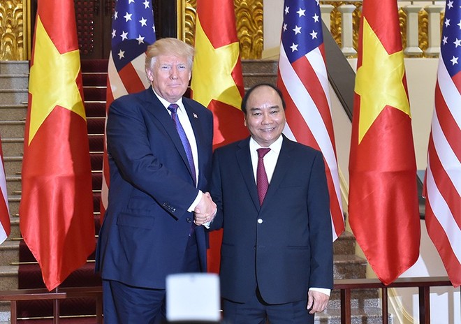 Tổng thống Donald Trump vẫy chào từ chuyên cơ Air Force One, lên đường rời Việt Nam - Ảnh 3.