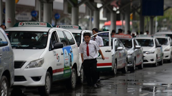 Uber, Grab lũng đoạn thị trường, doanh nghiệp taxi ‘chết do chính sách’ - Ảnh 1.