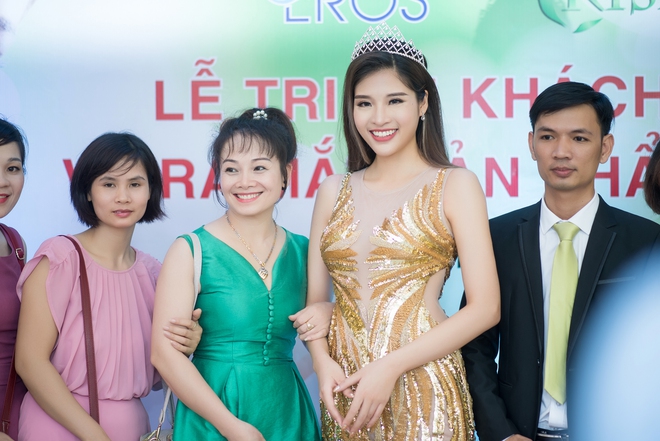 Hoa hậu Phan Hoàng Thu xinh đẹp lộng lẫy nhờ đầm ánh kim - Ảnh 2.