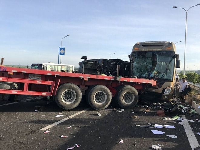 Tai nạn liên hoàn trên cao tốc, 5 người bị thương nặng - Ảnh 1.
