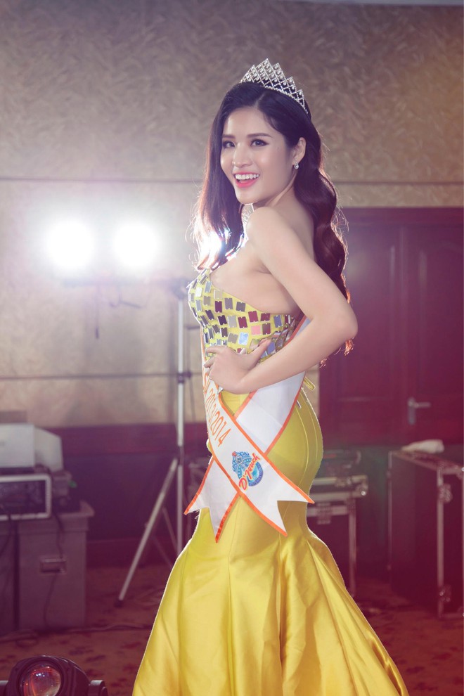 Hoa hậu Phan Hoàng Thu diện váy 12kg, giá gần nửa tỷ - Ảnh 2.