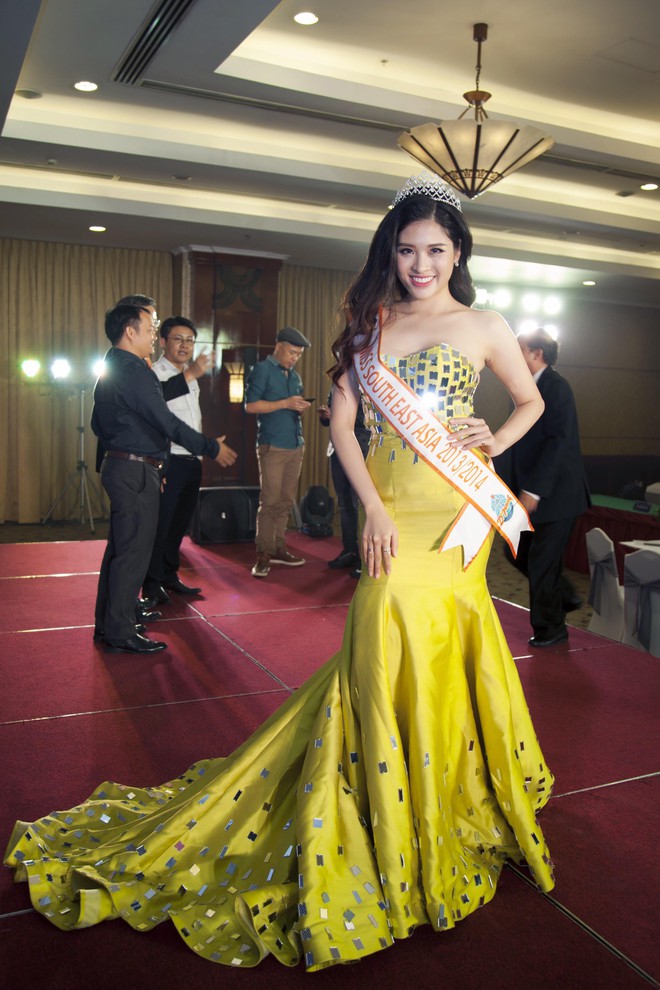 Hoa hậu Phan Hoàng Thu diện váy 12kg, giá gần nửa tỷ - Ảnh 5.