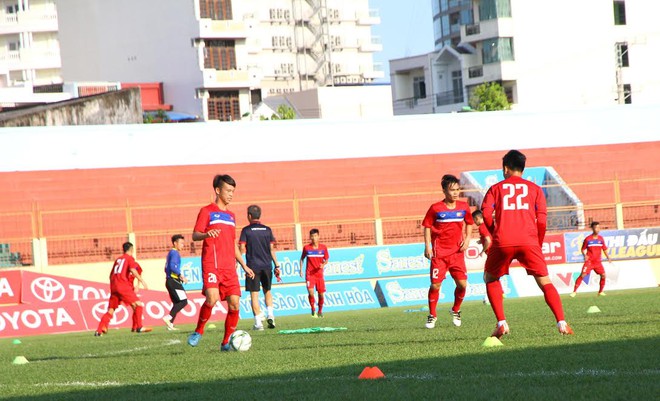 HLV Hoàng Anh Tuấn ngồi trên đống lửa vì chấn thương ở U20 Việt Nam - Ảnh 1.