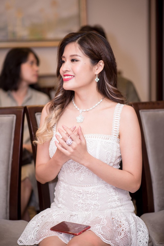 Hoa hậu Phan Hoàng Thu gây chú ý với bộ trang sức tiền tỷ - Ảnh 7.